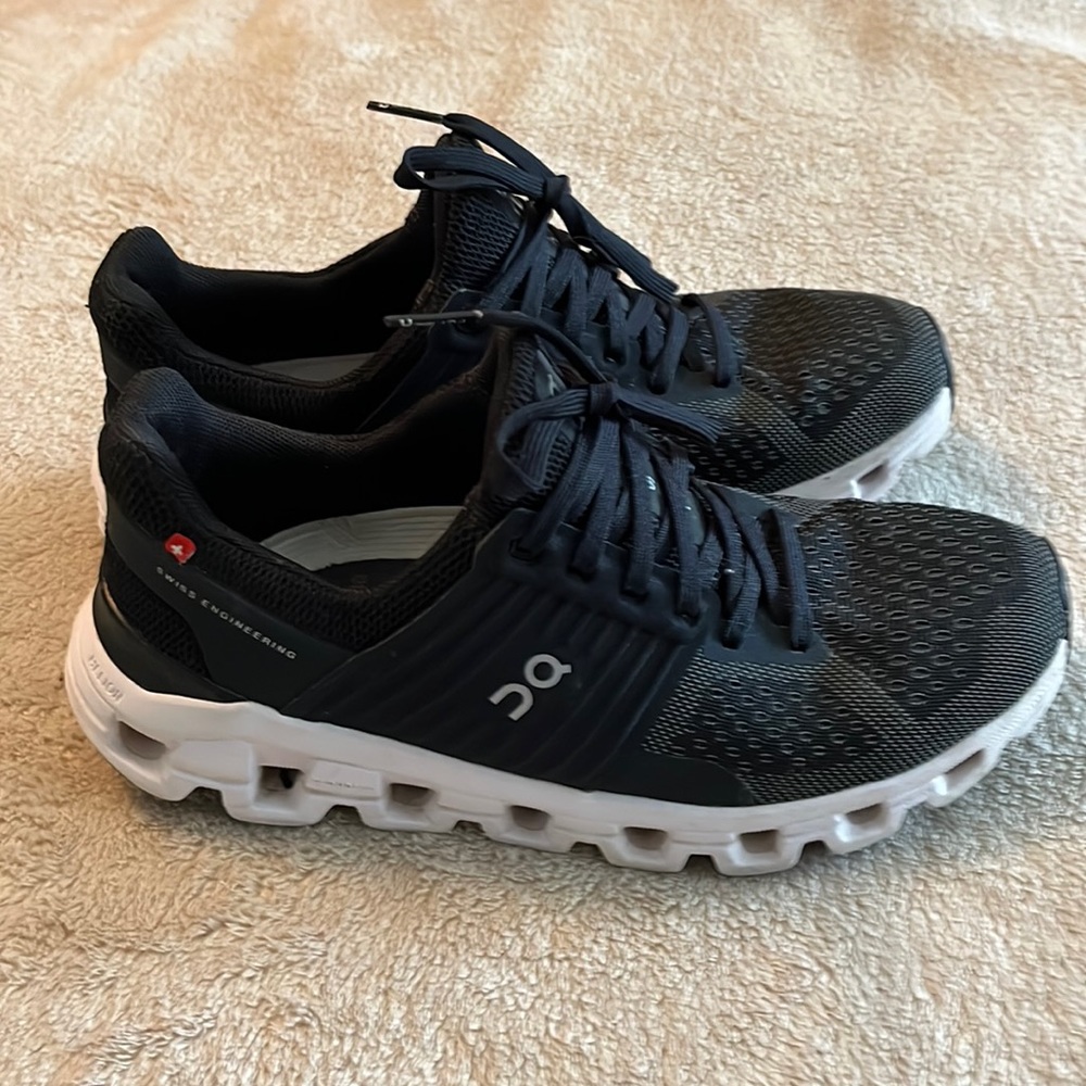 On Cloud Womens tennis shoes